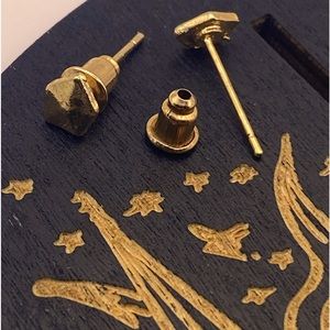 NWOT gold (color) geometric shaped small post earrings office beach gym school